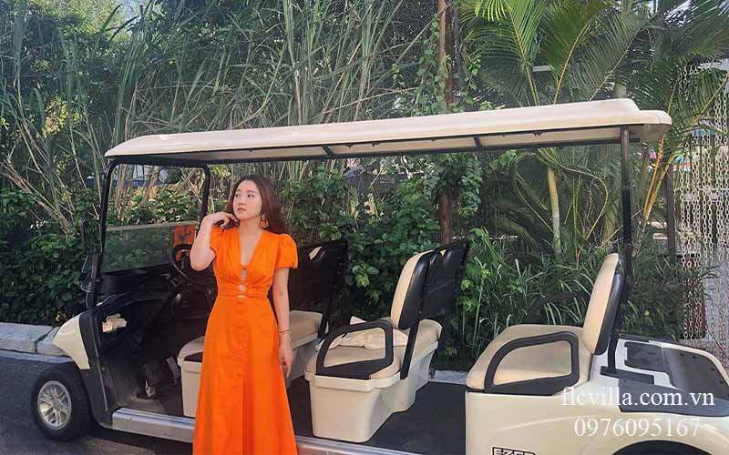 Du khách checkin bên cạnh xe điện flc thanh hóa